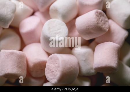 Ingrédients pour faire chocolat chaud boisson d'hiver.Chocolat noir haché, espèces, sucre de canne, guimauves sur nappe rustique en lin dans la région de kitch Banque D'Images