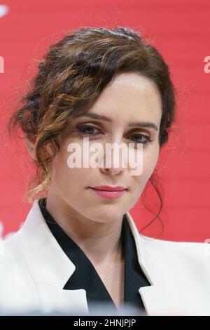 Madrid, Espagne. 17th févr. 2022. La présidente de la Communauté de Madrid, Isabel Díaz Ayuso, Est vu lors d'une conférence de presse à la Real Casa de Correos à Madrid.pendant la conférence de presse Ayuso a expliqué sa version de l'espionnage allégué que la Direction nationale du Parti populaire (PP) a effectué par l'intermédiaire de la Société municipale de logement et de terre (EMVS) pour enquêter sur l'environnement familial du président régional. Crédit : SOPA Images Limited/Alamy Live News Banque D'Images