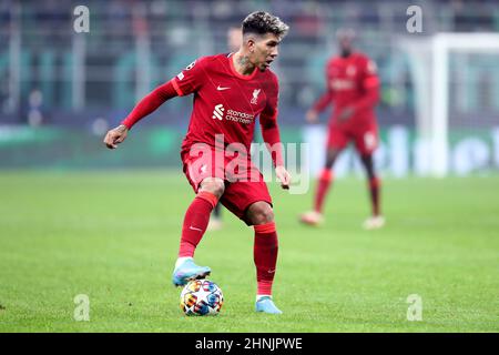 Milan, Italie, le 16 février 2022, Roberto Firmino du FC Liverpool contrôle le ballon lors de la Ligue des champions de l'UEFA Round of Sixteen Leg One match entre le FC Internazionale et le FC Liverpool au Stadio Giuseppe Meazza le 16 février 2022 à Milan, Italie . Banque D'Images