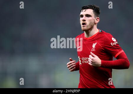 Milan, Italie, le 16 février 2022, Andrew Robertson du FC Liverpool regarde pendant le Round de la Ligue des champions de l'UEFA de seize pieds un match entre le FC Internazionale et le FC Liverpool au Stadio Giuseppe Meazza le 16 février 2022 à Milan, Italie . Banque D'Images