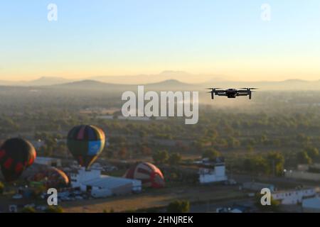Mexique, Mexico, vue aérienne de Drone survolant des ballons d'air chaud au lever du soleil au-dessus de la Pyrámide del sol. Banque D'Images