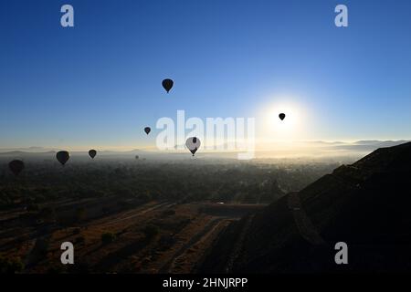 Mexique, Mexico, vue aérienne de la zone archéologique de Teotihuacán avec ballons à air chaud au lever du soleil sur la Pyrámide del sol. Banque D'Images