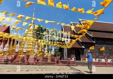 Chiang Mai, Thaïlande. 16th févr. 2022. Un touriste portant un masque facial comme précaution contre la propagation de raies covid-19 en police du temple Wat Phan Tao, à Chiang Mai.le 1 février, La Thaïlande a redémarré son programme « Test and Go » permettant aux voyageurs internationaux entièrement vaccinés de tous les pays d'entrer sans de longues restrictions de quarantaine visant à stimuler l'industrie du tourisme et son économie dans le contexte de la propagation continue de la variante Omicron de la COVID-19. (Photo de Pongmanat Tasiri/SOPA Images/Sipa USA) crédit: SIPA USA/Alay Live News Banque D'Images