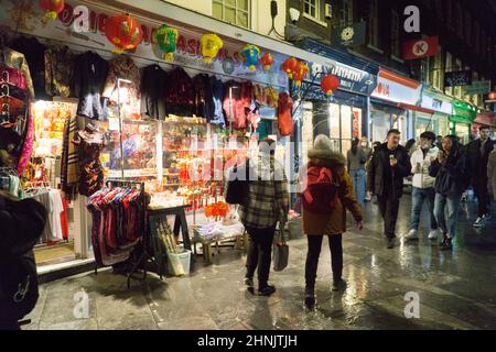 Londres, Royaume-Uni, 16 février 2022 : deux ans après que la pandémie du coronavirus ait commencé à se propager en Europe, Chinatown est passé du désert à l'effervescence tandis que les touristes se rendent à Londres pendant la moitié du mandat. Avec les restrictions sur les covides en Angleterre qui seront bientôt levées et les voyages internationaux de plus en plus faciles, les restaurants, les cafés, les bars et les magasins bénéficient tous d'une augmentation de la fréquentation et des dépenses de consommation croissantes. Anna Watson/Alay Live News Banque D'Images