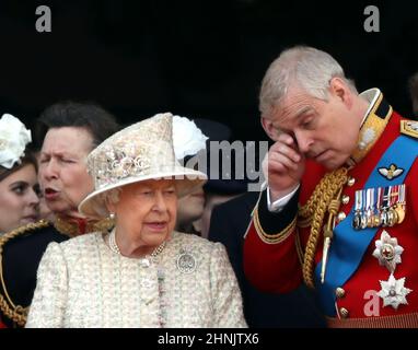 La reine Elizabeth II et le prince Andrew (duc de York) photographiés au Trooping of the Color 2019. Trooping la couleur marque l'anniversaire officiel de la Reine et 1 400 soldats, 200 chevaux et 400 musiciens défilent pour la reine Elizabeth II, et l'événement se termine par un flicast de la RAF comme la famille royale d'observation depuis le balcon de Buckingham Palace. Cette année, la couleur sera trooped par le 1st Bataillon Grenadier Guards Trooping The Color, Londres, le 8 juin 2019 Banque D'Images