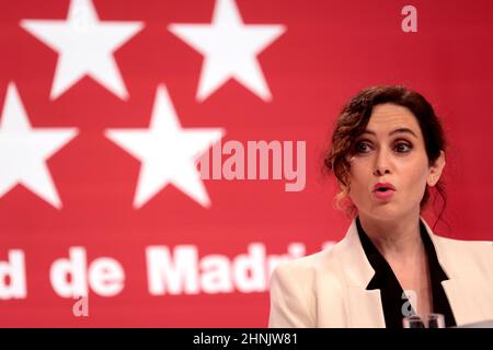 Madrid, espagnol. 17th févr. 2022. Madrid, Espagne; 17.02.2022.- Isabel Diaz Ayuso, présidente de la Communauté de Madrid, se présente devant la presse parce que la direction de son parti, le Parti populaire (PP), dirigé par Pablo Casado, enquête sur la question de savoir si Ayuso a favorisé son frère dans un contrat public. Crédit : Juan Carlos Rojas/dpa/Alay Live News Banque D'Images