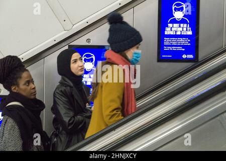 Londres, Royaume-Uni, 16 février 2022 : à la station de métro de Leicester Square, tous les passagers ne portent pas de masque facial malgré le transport pour Londres, ce qui les maintient comme condition de transport. Depuis que l'Angleterre est revenue à la réglementation de plan A covid, il y a eu des niveaux plus élevés de personnes ignorant le mandat de masque facial TfL. La possibilité de mettre fin à toutes les restrictions de la cavique sera débattsedans le Parlement le lundi 21 février. Anna Watson/Alay Live News Banque D'Images