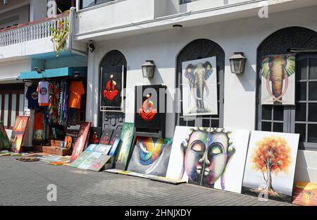 Peintures à vendre dans les rues de fort Galle Banque D'Images