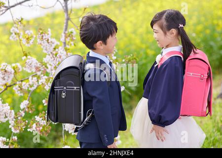 Les élèves de l'école primaire japonaise se font face Banque D'Images