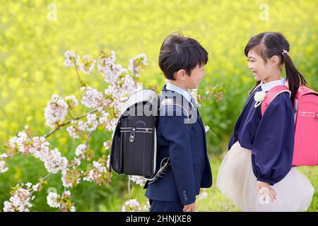Les élèves de l'école primaire japonaise se font face Banque D'Images