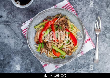 Viande de poulet au poivre rouge et nouilles aux œufs Banque D'Images