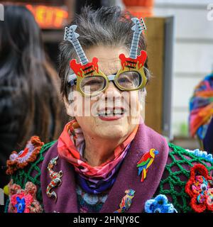 Marché de Spitalfields, Londres, Royaume-Uni. 17th févr. 2022. Les participants interagissent et Amuse-toi bien. Colorwalk est un rassemblement informel d'âmes colorées et créatives qui se rencontrent, vêtues de leurs fabuleuses tenues colorées pour marcher, parler et Amuse-toi bien. Les réunions ont été initialement commencées par l'artiste Sue Kreitzman et ses amis il y a quelques années, et ont rapidement augmenté en popularité, faisant maintenant un comaback que la pandémie se apaise. Credit: Imagetraceur/Alamy Live News Banque D'Images