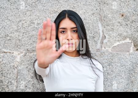 Je dis assez. Portrait d'une femme latine désespérante montrant un geste d'arrêt à toute manifestation de discrimination raciale entre les sexes. Look féminin hispanique Banque D'Images