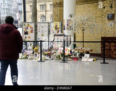 Manchester, Royaume-Uni, 17th février 2022. Un homme regarde le mémorial de la gare Victoria, à Manchester, au Royaume-Uni, à côté de l'arène où l'attentat a eu lieu. L'enquête du Manchester Arena a entendu dire que MI5 avaient des renseignements pour évaluer Salman Abedi comme une menace pour la sécurité nationale et ouvrir une enquête avant qu'il n'ait procédé à l'attentat le 22nd mai 2017, tuant 22 personnes et en blessant des centaines. Crédit : Terry Waller/Alay Live News Banque D'Images