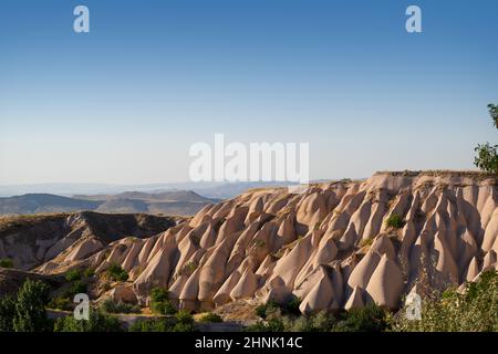 Magnifique paysage de coucher de soleil avec typique géologique des formations de roche molle modèle dans le plateau de la Cappadoce Turquie Banque D'Images