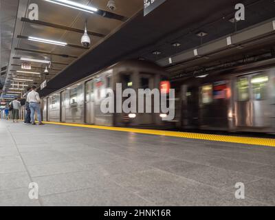 Image d'un métro arrivant à la station WTC Cortlandt, New York. Banque D'Images