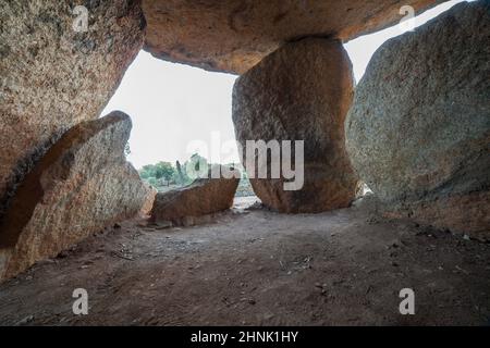 El Mellizo, exemple précieux de dolmens néolithique. Chambre de sépulture intérieure. Valencia de Alcantara, Caceres, Estrémadure, Espagne Banque D'Images