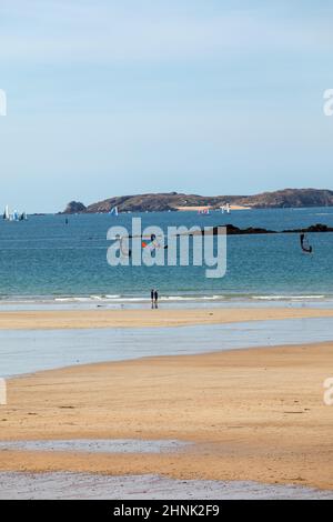 Planches à voile surfant le long de la plage de Saint-Malo. Bretagne, France Banque D'Images