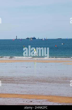 Planches à voile surfant le long de la plage de Saint-Malo. Bretagne, France Banque D'Images