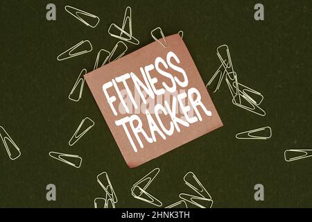 Écriture affichant le texte Fitness Tracker, Internet concept dispositif qui enregistre une personne activité physique quotidienne plusieurs assortis bureau de collecte St Banque D'Images