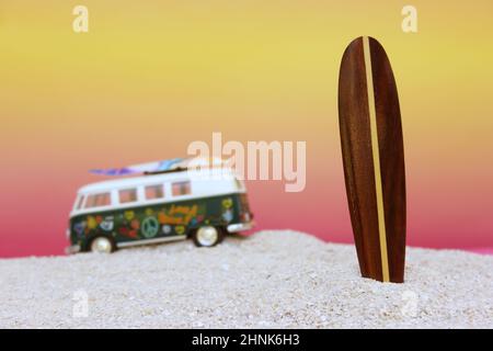 Surf sur la plage tropicale avec Vintage Van Shallow DDL Banque D'Images