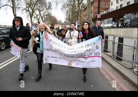 Londres, Royaume-Uni. Des manifestants anti-VAX se sont rassemblés à Westminster pour manifester contre la vaccination des enfants et en solidarité avec la protestation des camionneurs canadiens. Banque D'Images