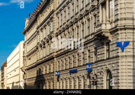 VIENNE, AUTRICHE - 1 SEPTEMBRE 2013 : façade d'une banque de la Volksbank à Vienne, Autriche. La Volksbank (allemande pour la "banque populaire") a été fondée en 1850 et est une banque de détail d'Europe centrale basée à Vienne, en Autriche Banque D'Images