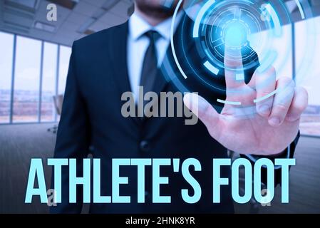 Texte d'écriture Athlete S est pied, concept signifiant un champignon infection du pied marqué par des cloques homme dans le bureau uniforme debout pressage virtuel Banque D'Images