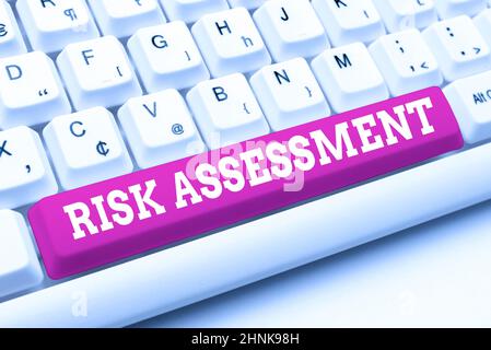 Texte d'écriture évaluation des risques, mot pour l'estimation des niveaux de risques impliqués dans une situation offrant des leçons et des conseils de saisie rapide, amélioration Banque D'Images