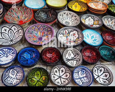 Bols ou tasses décorés à la main et colorés exposés dans le souk traditionnel - marché de rue au Maroc Banque D'Images