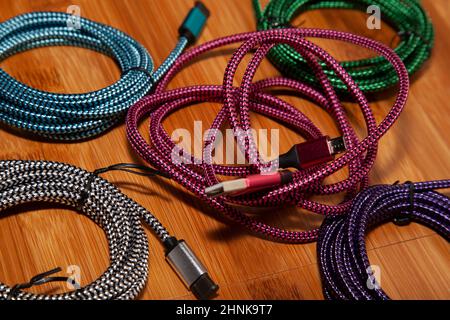 Cordons de chargement multicolores Banque D'Images