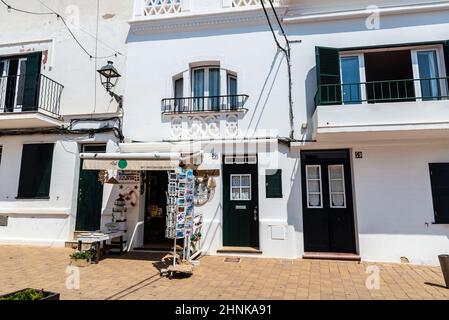 Fornells, Espagne - 21 juillet 2021 : rue du village de pêcheurs de Fornells en été à Minorque, Iles Baléares, Espagne Banque D'Images