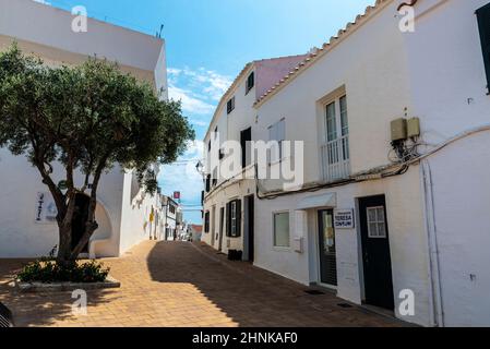 Fornells, Espagne - 21 juillet 2021 : rue du village blanc de Fornells en été à Minorque, Iles Baléares, Espagne Banque D'Images