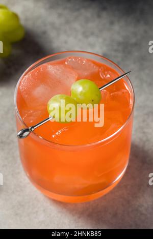 Cocktail Enzoni au raisin rafraîchissant avec Gin et citron Banque D'Images