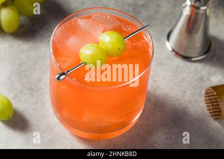 Cocktail Enzoni au raisin rafraîchissant avec Gin et citron Banque D'Images