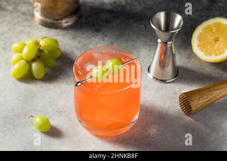 Cocktail Enzoni au raisin rafraîchissant avec Gin et citron Banque D'Images