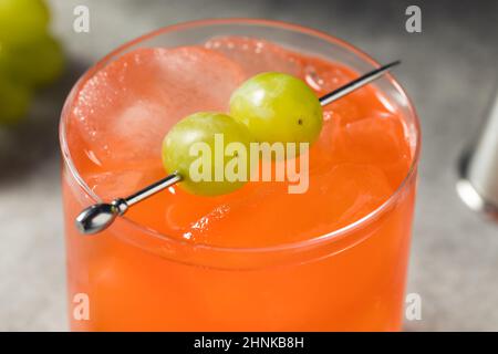 Cocktail Enzoni au raisin rafraîchissant avec Gin et citron Banque D'Images