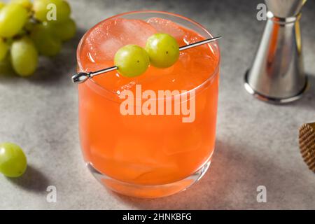 Cocktail Enzoni au raisin rafraîchissant avec Gin et citron Banque D'Images