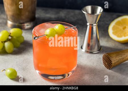 Cocktail Enzoni au raisin rafraîchissant avec Gin et citron Banque D'Images