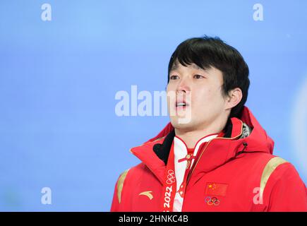 Zhangjiakou, province chinoise du Hebei. 17th févr. 2022. Le médaillé d'or Qi Guangpu, de Chine, réagit lors de la cérémonie d'attribution des antennes pour hommes de ski acrobatique au Zhangjiakou Medals Plaza des Jeux Olympiques d'hiver à Zhangjiakou, dans la province de Hebei, dans le nord de la Chine, le 17 février 2022. Crédit : MU Yu/Xinhua/Alay Live News Banque D'Images