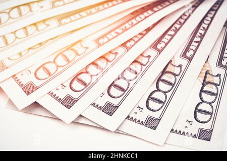 Gros plan de la devise américaine. Prise de vue macro. Dispositions de 100 dollars américains avec la lumière du soleil Banque D'Images
