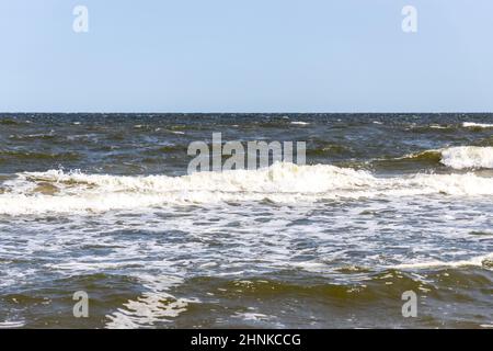 Les vagues de la magnifique station balnéaire de Zinnowitz, sur l'île d'Usedom, entourent la grande jetée Banque D'Images
