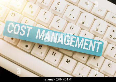 Panneau de texte montrant la gestion des coûts, concept d'affaires processus de planification et de contrôle du budget d'une entreprise rédaction de commentaires sur Un média social po Banque D'Images