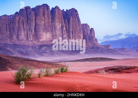 Wadi Rum, Jordanie. El Qattar montagne dans la Vallée de la Lune, désert d'Arabie. Banque D'Images