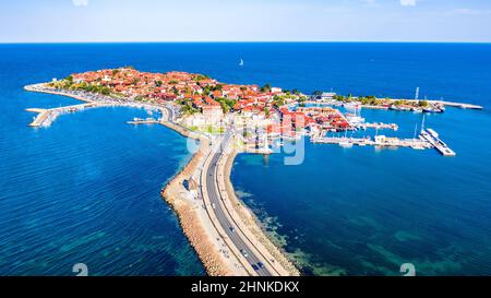 Nesebar, Bulgarie. Vue aérienne de la ville antique de Msembria sur la côte de la mer Noire en Bulgarie. Banque D'Images