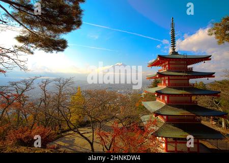 Magnifique paysage d'automne de la pagode rouge Chureito la célèbre attraction touristique dans la ville de fujinomiya et le Mont Fuji au coucher du soleil dans la préfecture de Yamanashi, Japon Banque D'Images