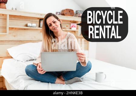 Rédaction affichant le texte Location de vélos, Internet concept une entreprise qui loue des vélos aux touristes ou aux voyageurs Résumé Commander des aliments en ligne, sol Banque D'Images