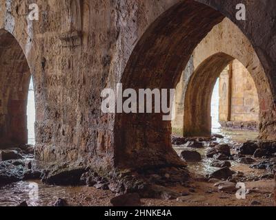 Alanya, turquie, promenade d'hiver au bord de la mer méditerranée. Chantiers navals et arsenal à Alanya Banque D'Images