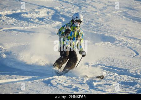 Skieur freeride faisant main debout sur le pic Banque D'Images