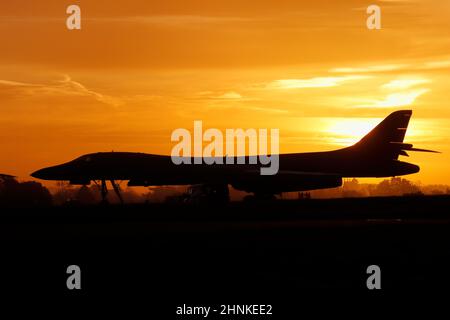 US Air Force Rockwell B-1B Lanciers déployés à RAF Fairford, Royaume-Uni, au lever du soleil. Banque D'Images